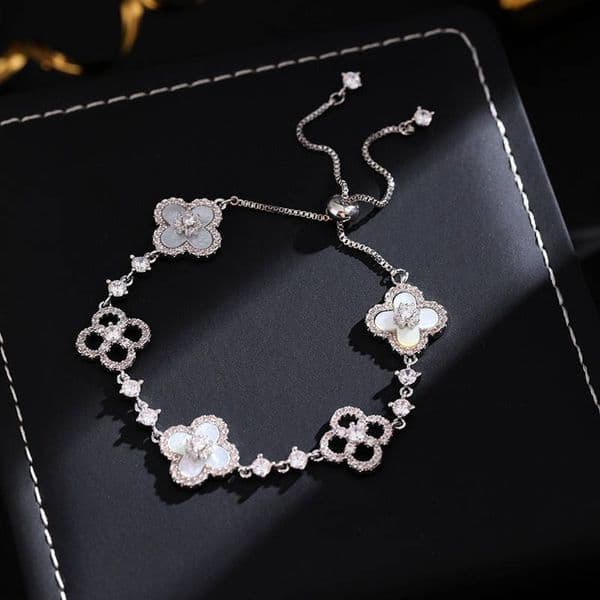 Designer Jewelry Zircon Clover Mother Of Pearl Bracelet Light Elegant Hand Accessory Classicclassic Luxury Bracelet Ins Hand Accessory Wholesale