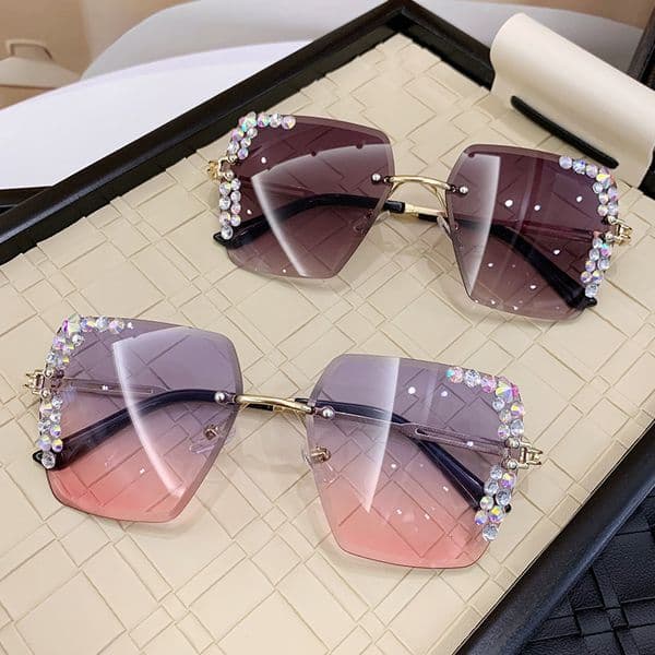2026 New Designer Sunglasses New Diamond Inlaid Large Frame Slanted Square Women's Sunglasses High end Casual Women's Sunscreen Beach Sunglasses
