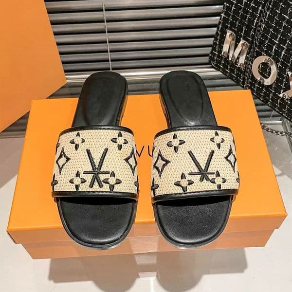 Designer Slippers Women Slides Slippers Ladies Summer Mules Outdoor Classic Flat sandals Fashion Sandals Metal Buckle Versatile for Commuting 104