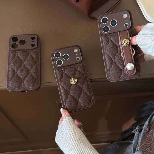 Retro leather three-dimensional camellia phone case, suitable for iPhone 15/14/16/17 Pro Max, new shockproof protective case 26L0514