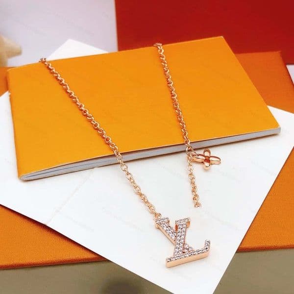2026 10A New Brand Heart Pendant Necklace Designer Necklaces Pendant Choker Black White Love Chain Women Stainless Steel Letter Jewelry Accessories
