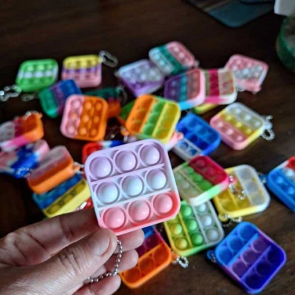 Kids Party Favors Fidget Toys Bulk Mini Pop Fidget Keychain Its Birthday Party Favors for Kids Small Classroom Prizes C260514