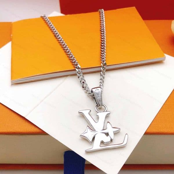 2026 Brand Heart Pendant Necklace Designer Necklaces Pendant Choker Black Love Chain Women Stainless Steel Letter Jewelry Accessories