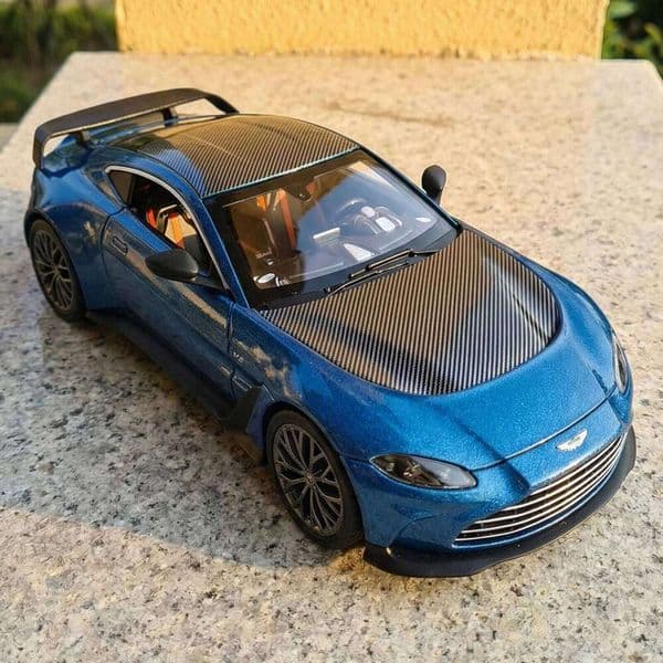 1:32 Aston Martin V12 Vantage Supercar Alloy Metal Diecast Model Car Desktop Display Collectibles Ornaments Holiday Present Toys W260515