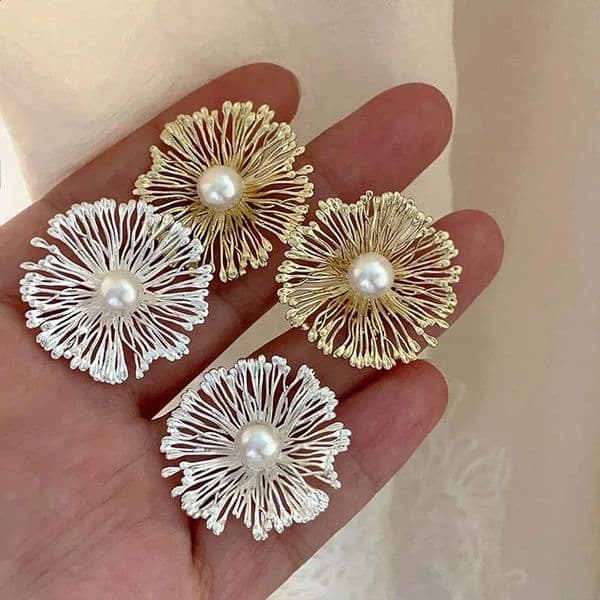 Exaggerated Metal Flowers Pearl Stud Earrings For Women Fashion Gold Color Hollow Round Temperament Earrings Jewelry Party Gifts 260514