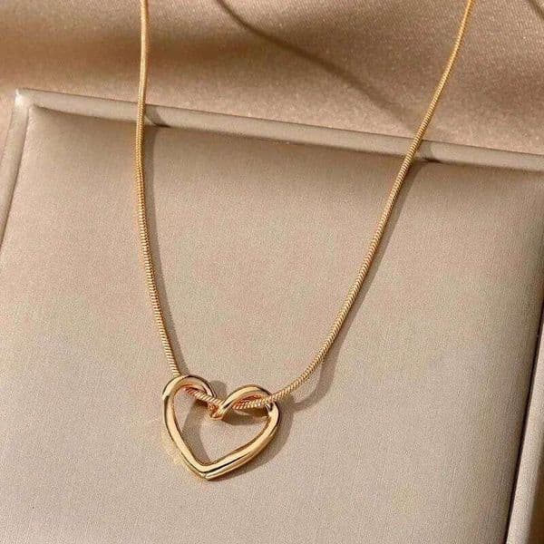 New Simple Hollow Love Heart Pendant Necklace for Women Fashion Creative Geometric Clavicle Chain Necklaces Party Jewelry Gift J260516