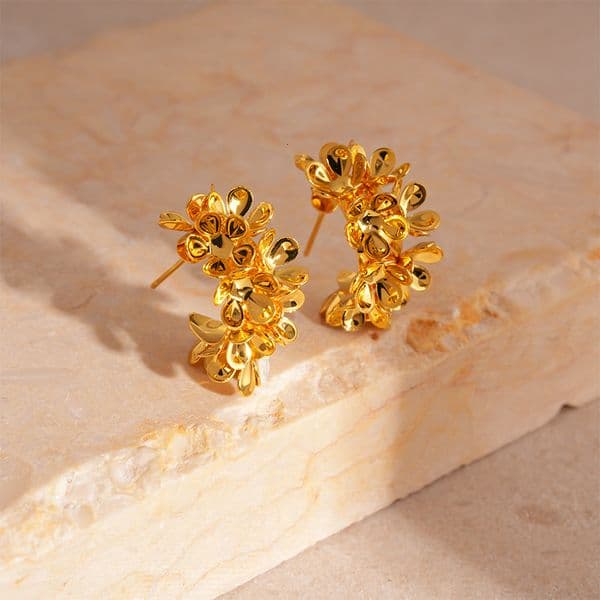 Silver needle flower letter C-shaped earrings, light luxury and high-end feel, women's niche design, everyday fashion versatile earrings