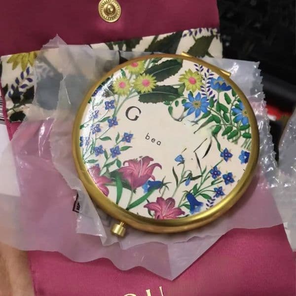 Luxury Designer Decor Designer Round Folding Makeup Double Facettes Portable Hd Make-Up Cosmetic Mirror With Dust Bag For Birthday room Wedd 11