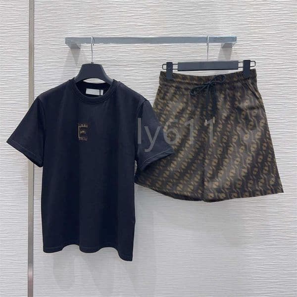Luxury Women Two Piece Pants Round-neck Short-sleeved Logo Patch Embroidery T-shirt And Jacquard Shorts Two-piece Sets Designer Womens Clothes