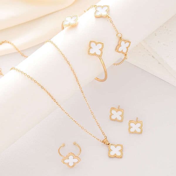Luxury Brand Designer Jewelry Fresh Style Four-Leaf Jewelry Set European And American Oil-Drip Alloy Lucky Clover Flower Necklace Earrings Bracelet For Women
