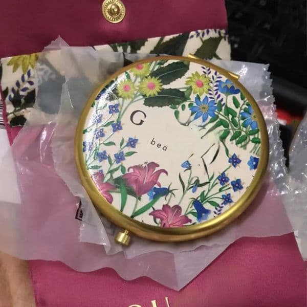 Luxury Designer Decor Designer Round Folding Makeup Double Facettes Portable Hd Make-Up Cosmetic Mirror With Dust Bag For Birthday room Wedd 17