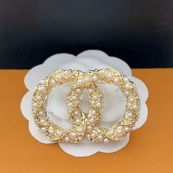 Luxury Designer Pearl Brooches Fashion Mens Womens Brand Pendant Brooche Sweater Suit Brought Pin Clothing Jewelry Accessories