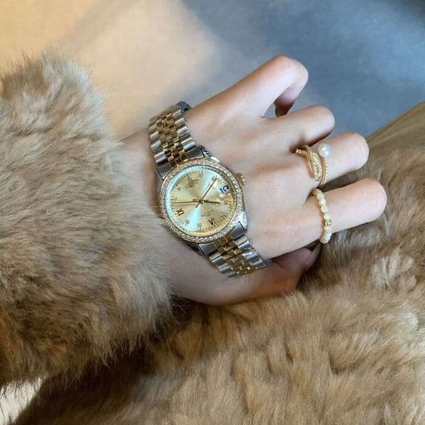 Champagne Gold "Saturn" Style High-End Fashionable Women's Wristwatch, Versatile for Gifting, Exquisite, Waterproof, and Non-Fading