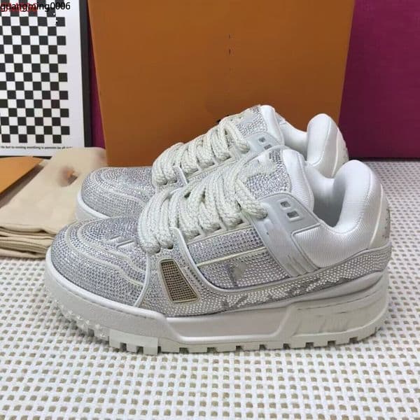 High quality luxury designer Men casual shoes ultra-light foamed outsole wear-resistant and comfortable are size35-47 mjde000002
