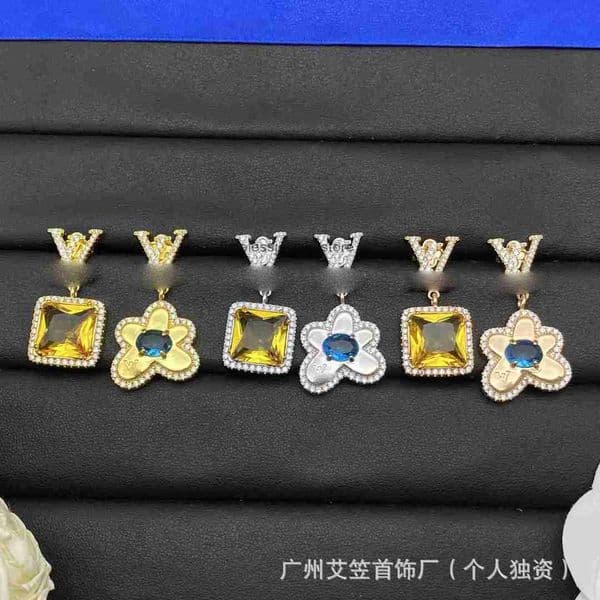 Designer Earrings lvs lvness lousi louise Inlaid pendant small four-leaf clover fashionable full-diamond V-shaped earrings