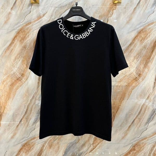 Women's T-shirt with letter print on the collar, a stylish round-neck short-sleeved casual shirt, suitable for summer streetwear, Y2K style and daily wear.