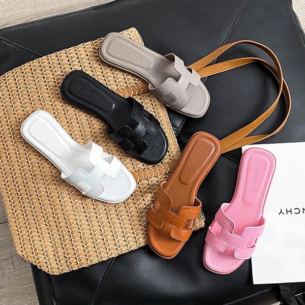 2026 Summer Outdoor Fashion Versatile Designer Flat Slippers Trendy Comfortable pink Beach Shoes for Women