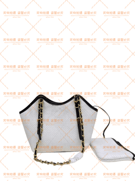 Stylish Dual-Gender Bag: Robust Fabric Construction Enhanced by Faux Fur Edging