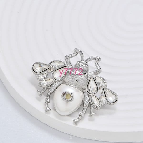 Desinger Brooch Suit Pin Pearl Brooches Famous Womens Brand Letter Bee Vintage Style Fashion Crystal Jewelry Clothing Decoration Accessories Gift With box