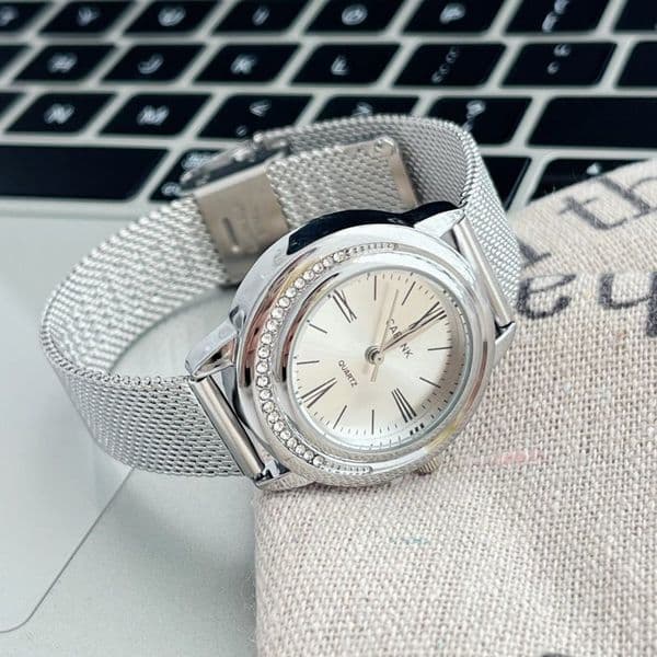 Great quality diamonds women Designer WristWatches life waterproof beautiful lady fashion casual Luxury Dial 30mm quartz Watchs no451