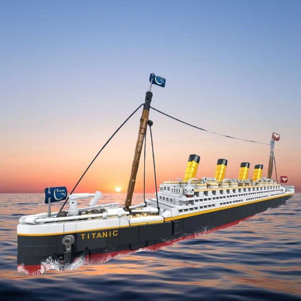 Brand new Titanic Creative model building block set Adt Challenge nt Titanic Cruise Ship model Construction Toy Holiday GifJ260520