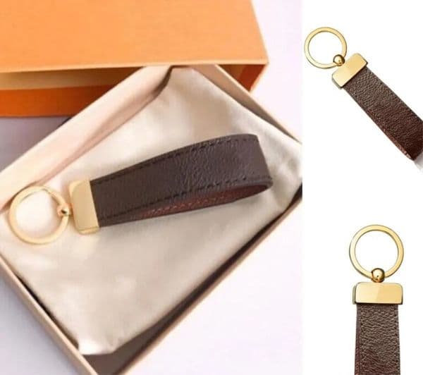 Bulk Office Supplies Wholesale 2022 Designer Keychain Key Chain Buckle Keychains Lovers Handmade Leather Keyring school Pendant Accessories 5 Color With Box D 13