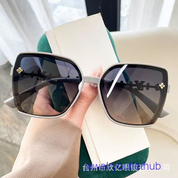 Designer lvness sunglasses lousi Luxury Designer Sunglass New Letter Chain Leg High-End Womens Polarized Sunglasses Sunshade Sunglasses QEL0