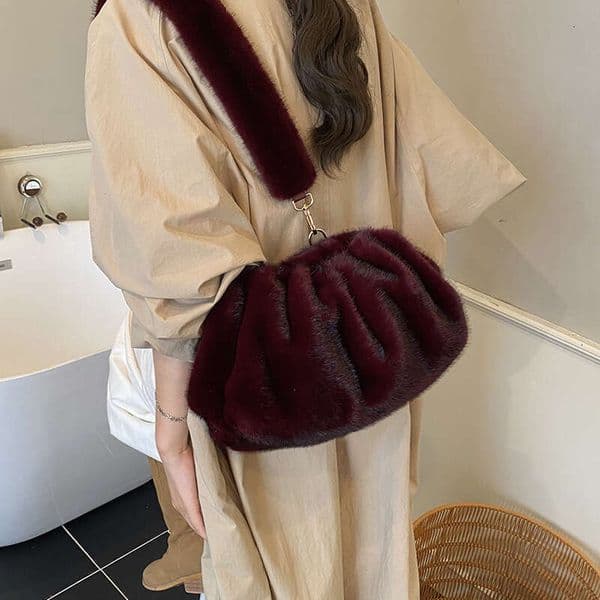 Super popular plush for women in autumn winter , new furry shoulder and crossbody bag, fluffy pleated cloud bag