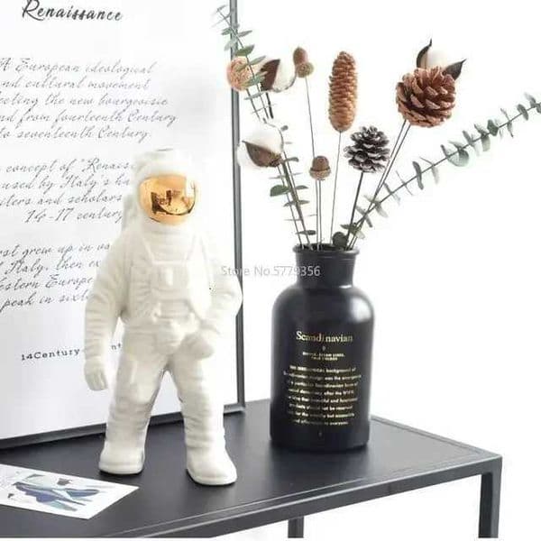Astronaut Vase Ceramic for Tabletop Space Man Sculpture Home Decoration Accessories Modern Living Room L260521