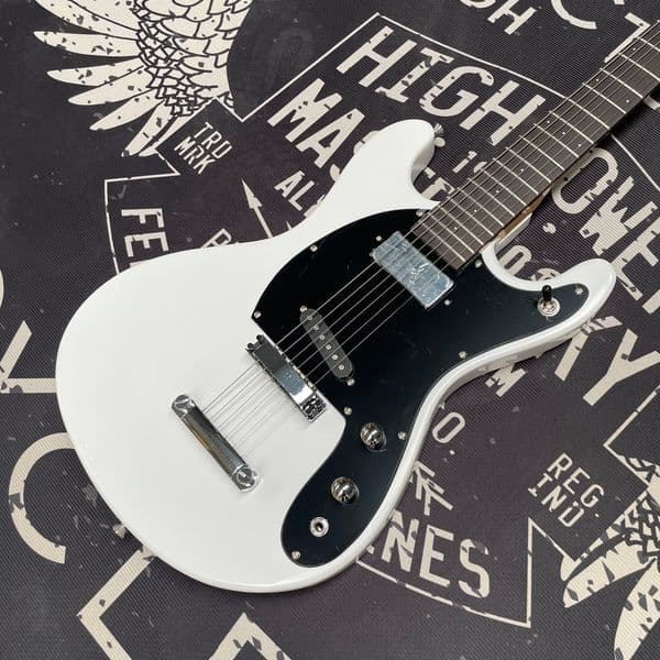 White 6-string electric guitar with black pickguard and silver hardware, SH pickup guitars ideal for advanced performance guitarra.In stock