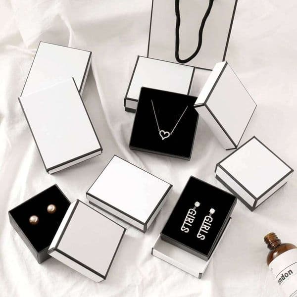12Pcs Square Jewelry Display Gifts Holder Black and White Kraft Paper Engagement Ring Brooch Necklace Bracelet Box Bag 26W0522
