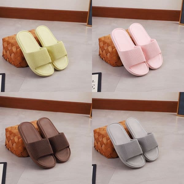 New Free shipping designer slippers for womens flat sandals sliver black gold Fashionable versatile Soft outsole outdoor casual flat slippers