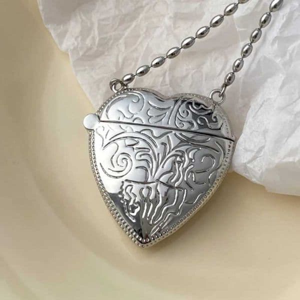 Fashion Heart Locket Necklace Crossbody Bag Necklace Photo Frame Necklace Engraved Metal Photo Case Jewelry for Women Z260522