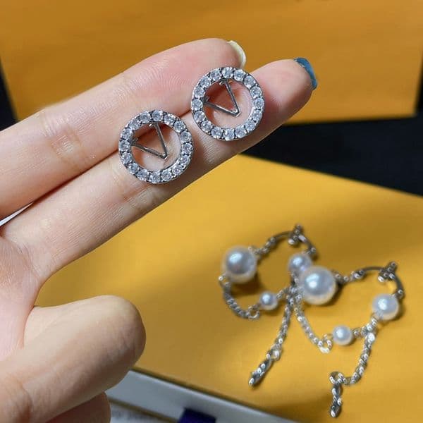 Designer Crystal Pearl Drop Earrings Designer Chain Tassel Earrings Luxury Elegant Statement Jewelry Gift for Women Daily Party Wear..