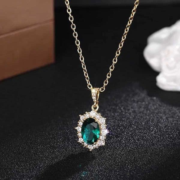 Huitan Noble Bright Pendant Necklace for Women Shiny Green Cubic Zirconia Neck Accessories Aesthetic Engagement Wedding Jewelry L260523