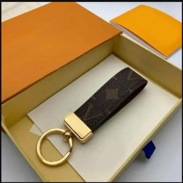 2026 Keychain Classic Exquisite Luxury Designer Car Keyring Zinc Alloy Letter Unisex Lanyard Gold Black Metal Small Jewelry