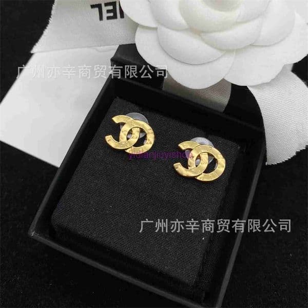cc earrings designer for women Exquisitely crafted high-end double C smooth letter stud earrings for women light luxury style sweet and simple engraved earrings