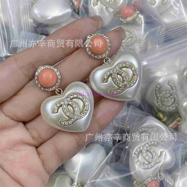 designer earrings cc earrings Exquisite high-quality double C white heart pearl stud earrings for women sweet heart-shaped pink and white pearl earrings for women