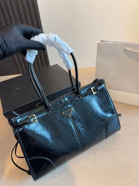 Large Vintage Leather Tote Bag Retro Style Top Handle Satchel with Zipper Closure Lightweight Spacious Handbag for Work and Daily Use