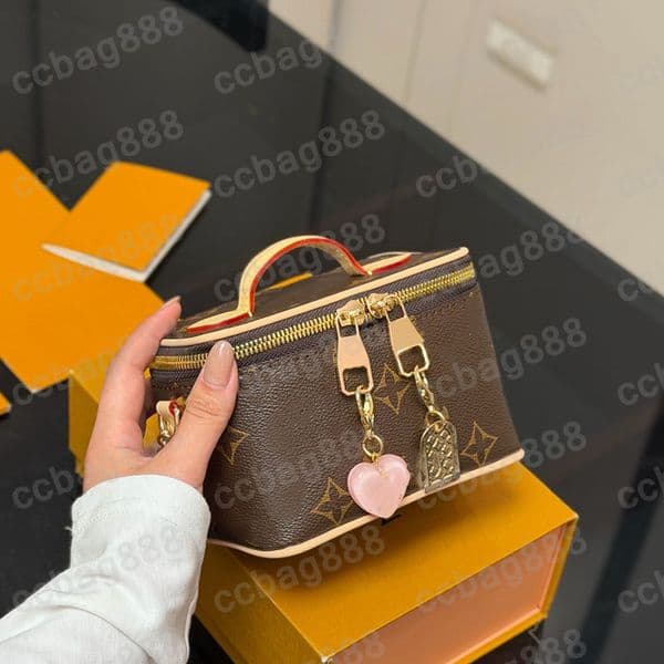 Women Designer Nice Mini Beauty Makeup Box Vanity Bag With Portable Top Handle Clutch Totes Heart Charms Gold Metal Chain Crossbody Nano Cosmetic Case Purse 14X11CM
