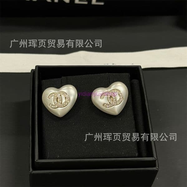 designer earrings cc earrings Exquisite double C letter full-diamond white heart-shaped stud earrings for women simple sophisticated sweet style heart earrings