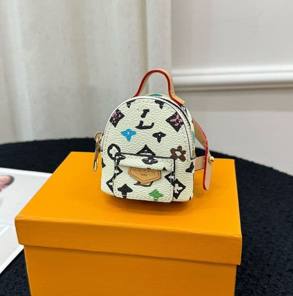 High Quality Cowhide Small Schoolbag Mini Bag Hanger Designer Backpack Girls Decorative Item Seven Leaf Grass Handbag Hardware Hook Fashion Bag Hanger Accessory