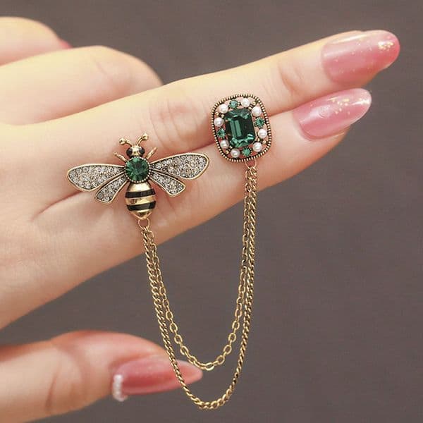 Bee Charm Brooch with Additional Decorative Pin and Double Layer Chain for a Vintage LookVintage-Inspired Dual-Piece Jewelry Ensemble Featuring Honeybee Motif