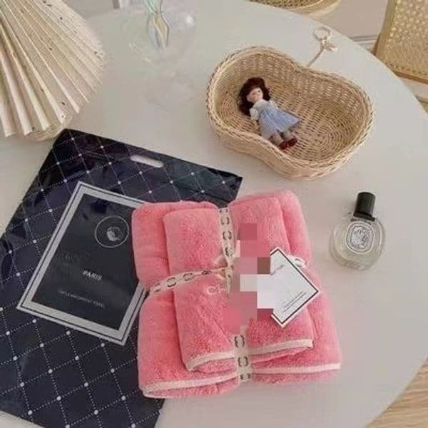 Comfortable Cotton Blend Dual-Towel Kit: Ideal for Both Bathroom Use and Sunbathing