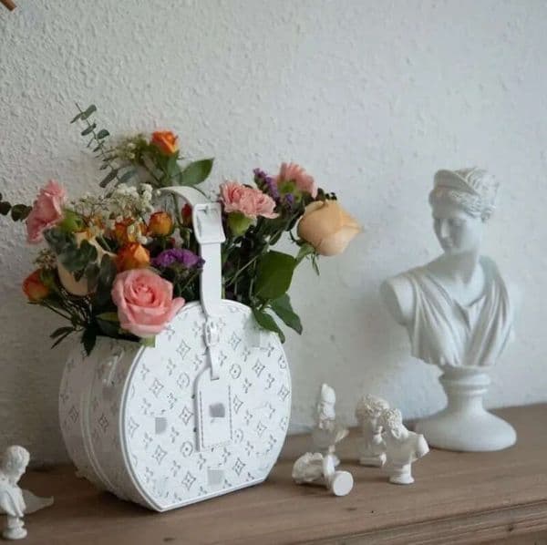 2026 New Designer Letter Logo Print Vase Luxury High End Decoration Living Room Holiday Dining Table TV Cabinet Wedding Birthday Hand Held P