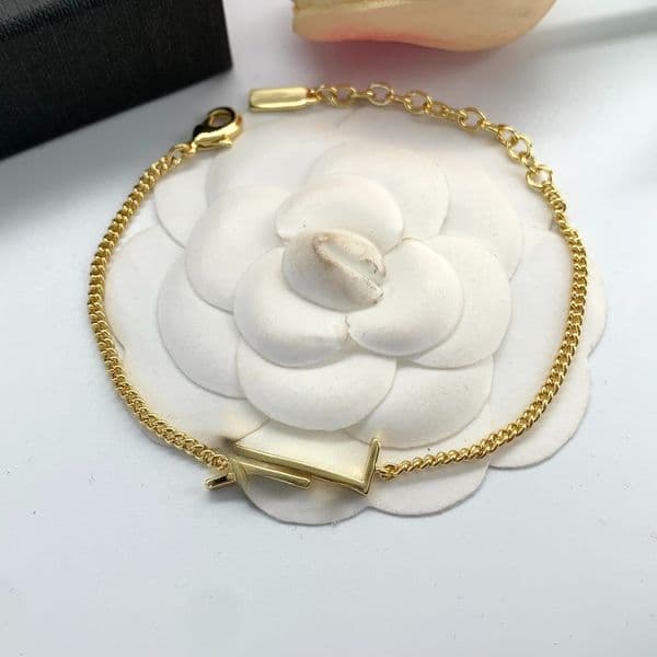 Luxury Designer Bracelet Gold Silver Fashion Letter Pendant Clover Bracelet Bangle Wedding High Quality Elegant Jewelry Box