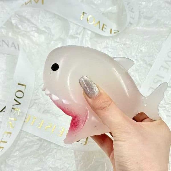 soft and cute color-changing shark squeeze soft toy fun novelty shark toy pinch toy that changes color when exposed to sunlight M260528