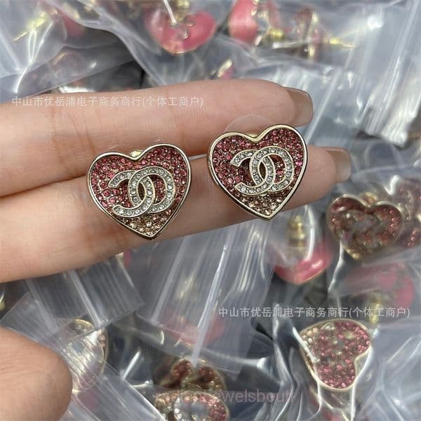 designer earrings cc earrings Trendy Double C Gradient Pink Diamond Heart Earrings for Women Style Black and Pink Heart-shaped Earrings channels channeled diamond