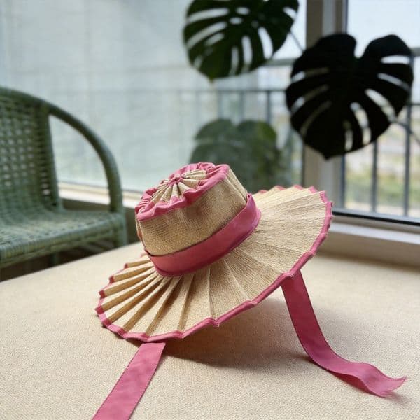 New European American retro-style foldable sunshade straw hat with fashionable pleated straps and large brim, woven for summer sun protection