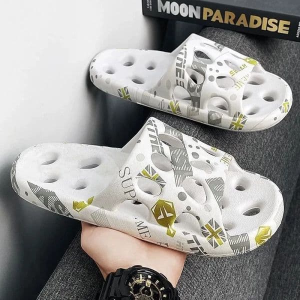 Hollow slippers non-slip and deodorant couple slippers 2026 new cartoon pattern